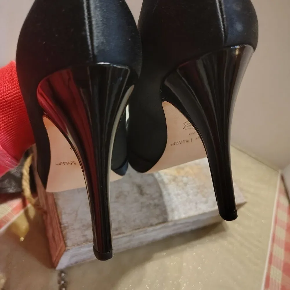 EUC White House Black Market Heels Size 9